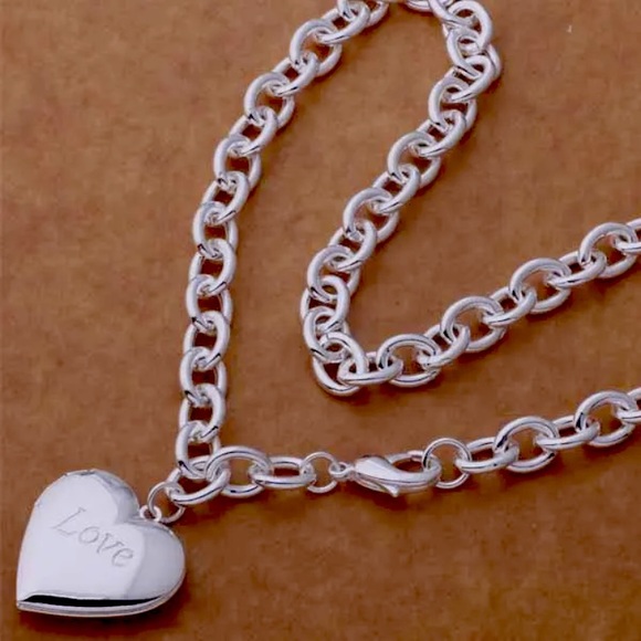 🌟 Silver Chunky Heart Pendant Necklace - Picture 2 of 5